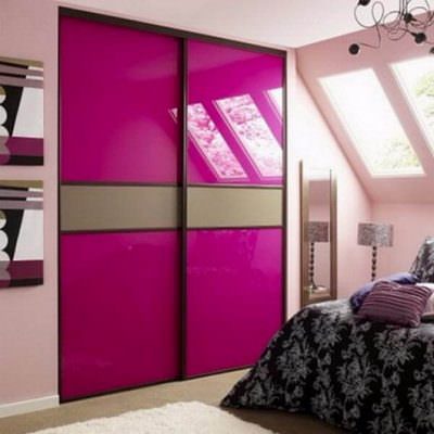 Шкаф-купе встроенный с тонированными (цветными) стёклами в спальню